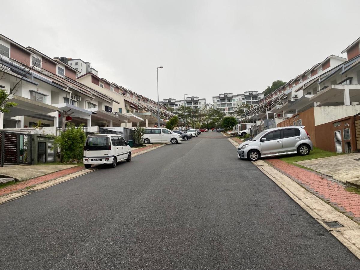 Entire Residential Home•Jia Residences Bkt Serdang沙登温暖的家 史里肯邦安 外观 照片