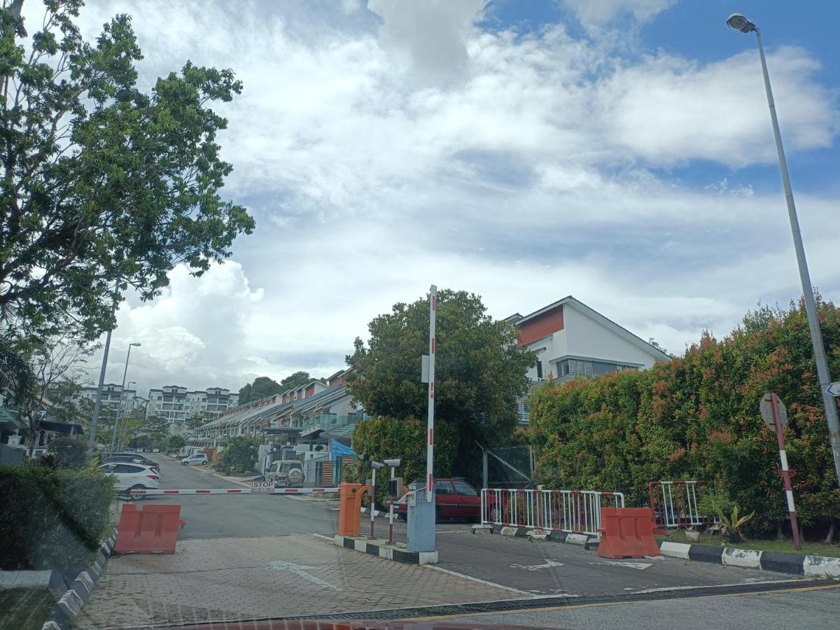 Entire Residential Home•Jia Residences Bkt Serdang沙登温暖的家 史里肯邦安 外观 照片